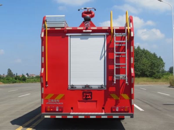 重汽汕德卡13噸泡沫消防車(chē)